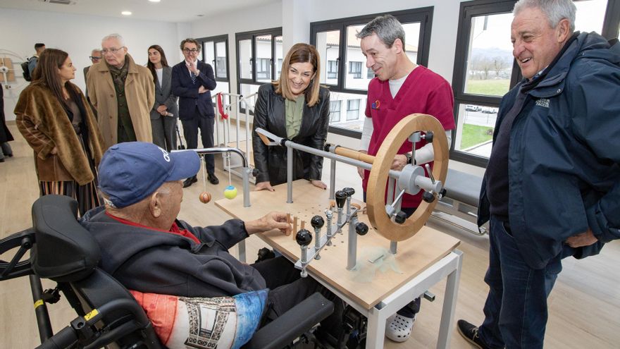 La presidenta de Cantabria, María José Sáenz de Buruaga, inaugura la residencia de mayores de Rubayo
