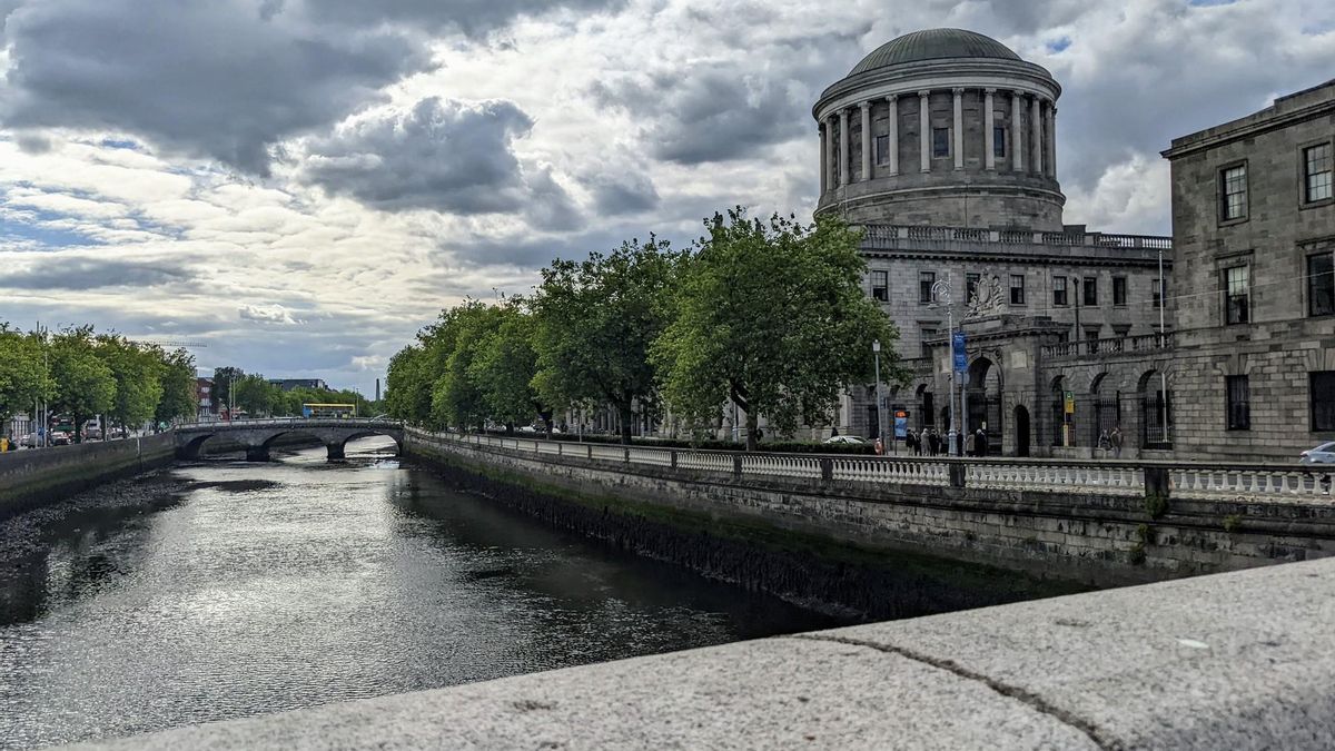 La mole de piedra de Four Courts es uno de los iconos de la ribera del Liffey.