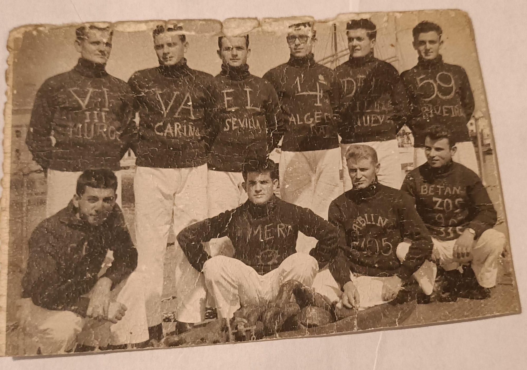 Una promoción de la Escuela Naval, Iván es el segundo por la derecha abajo, el rubio.