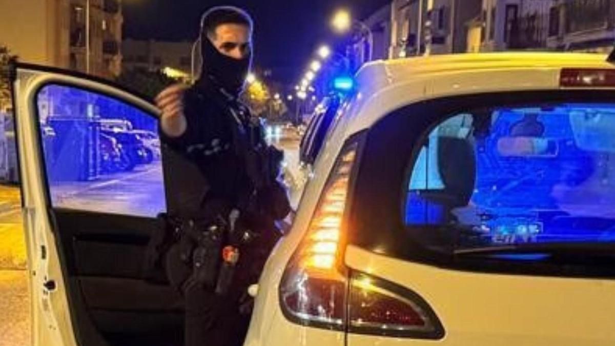 Impacta con su coche con otro vehículo ante la Policía, se va y acaba dando positivo en alcohol