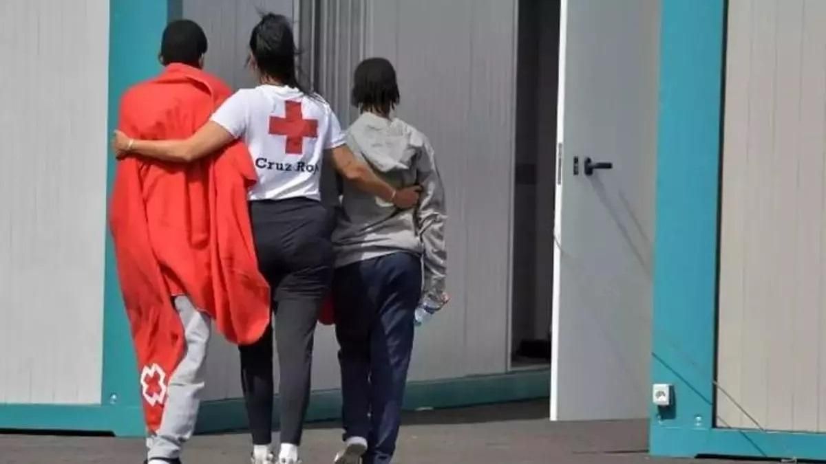 Creu Roja atén menors migrants en una imatge d'arxiu