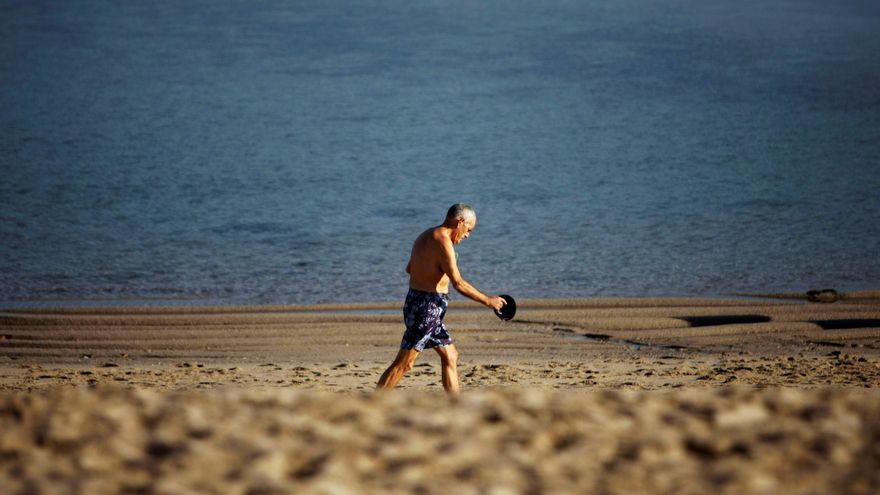 Un hombre camina este viernes por la playa de Riazor, en La Coruña. EFE/Cabalar/Archivo