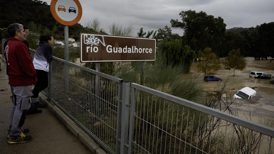 Vecinos de la localidad malagueña de Álora observan las consecuencias tras el desborde del río Guadalhorce debido a las lluvias torrenciales a su paso de la DANA