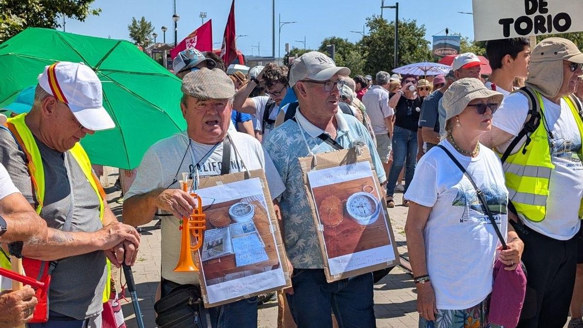 Manifestación en León por la llegada del tren de Feve al centro de la ciudad