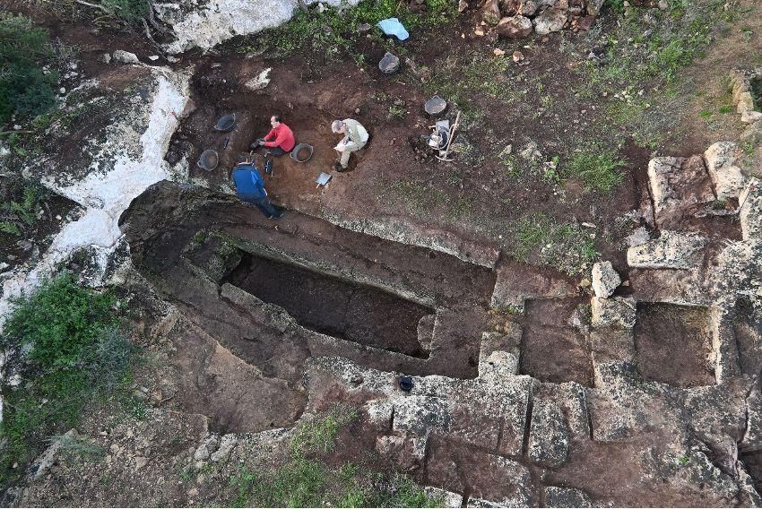 Imagen de las excavaciones en Son Sunyer durante la campaña de 2024. En la imagen, el hipogeo junto al cual se descubriría el último de ellos