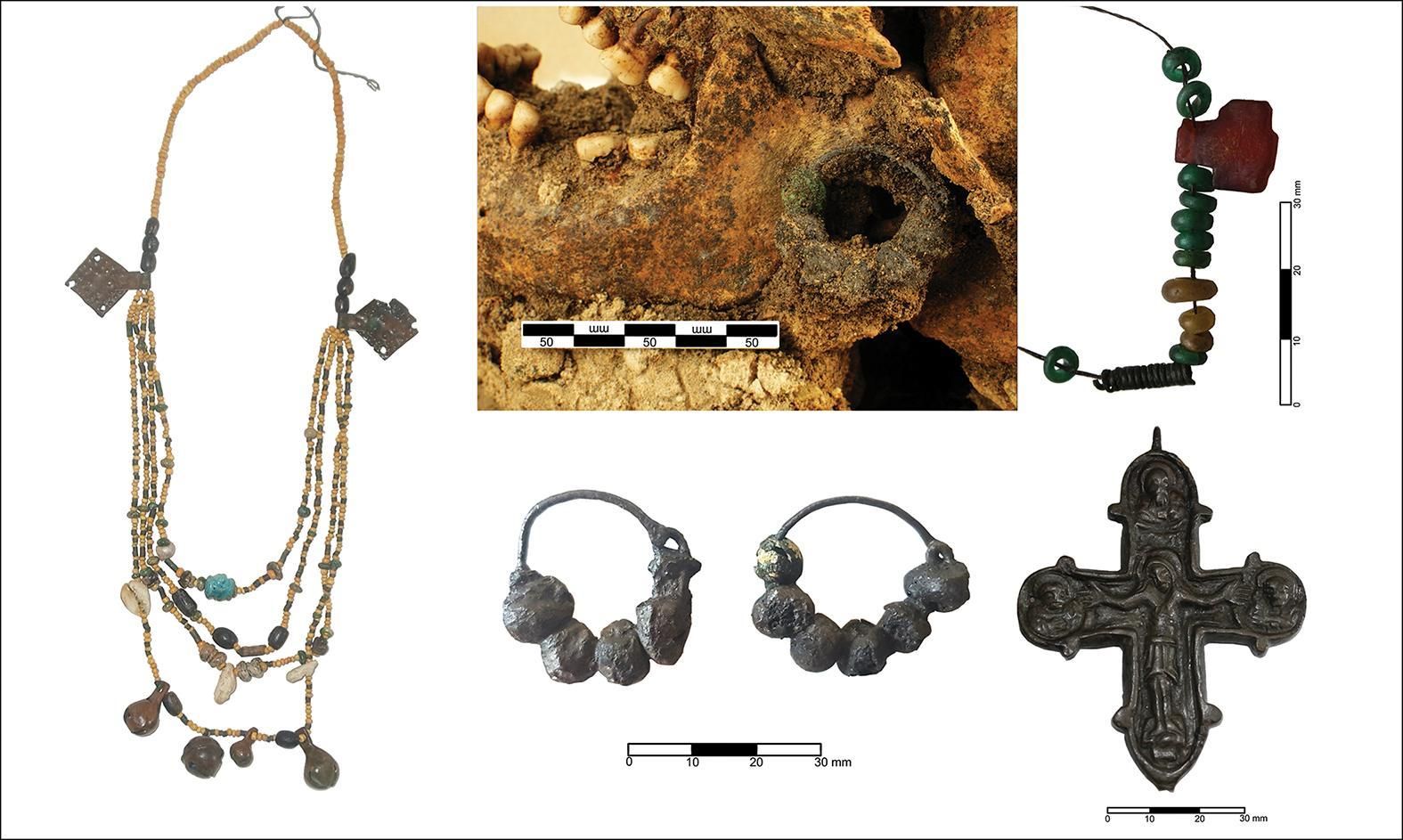Joyas y objetos religiosos encontrados en el cementerio de Bokšto. Entre ellos destacan una cruz de ámbar y un enkolpion, elementos que apuntan a la presencia de una comunidad cristiana ortodoxa en la Vilna medieval.