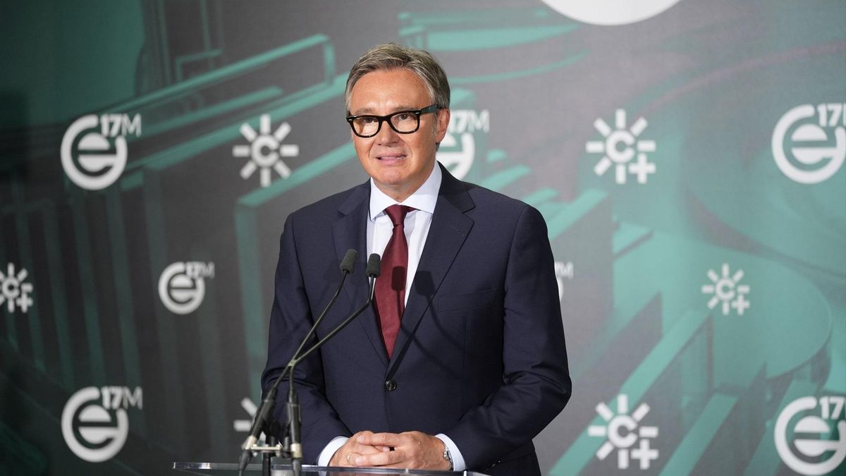 Manuel Gavira atiende a los medios al finalizar el debate.