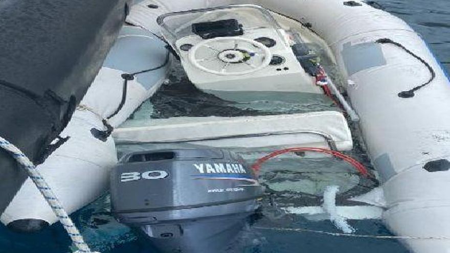 La embarcación, semihundida tal y como la encontró la Guardia Civil