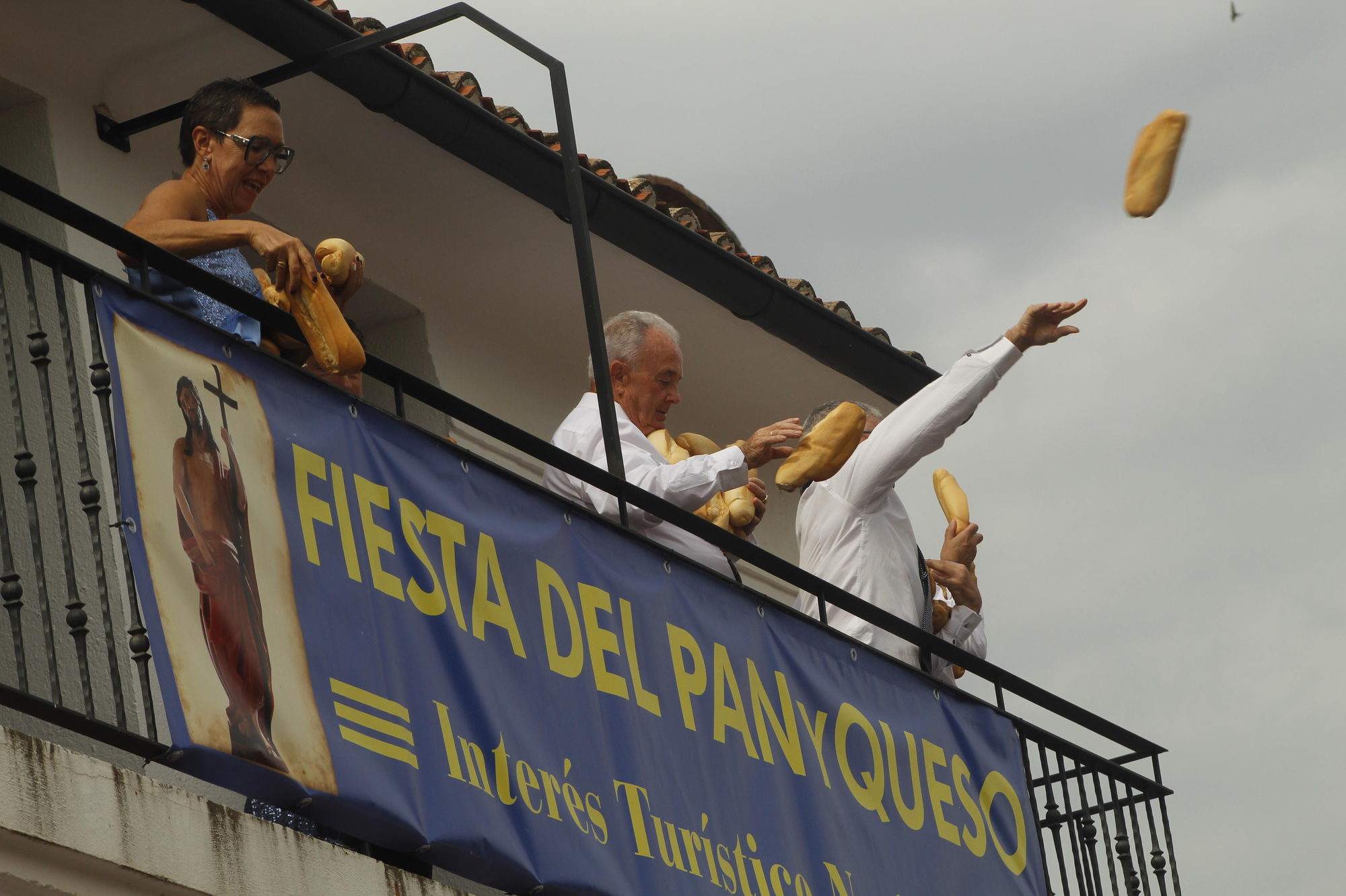 Los panes y los quesos vuelan desde la ermita de Quel para cumplir con una tradición de más de 500 años