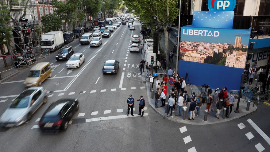 Los candidatos aguardan los resultados desde las sedes de los partidos