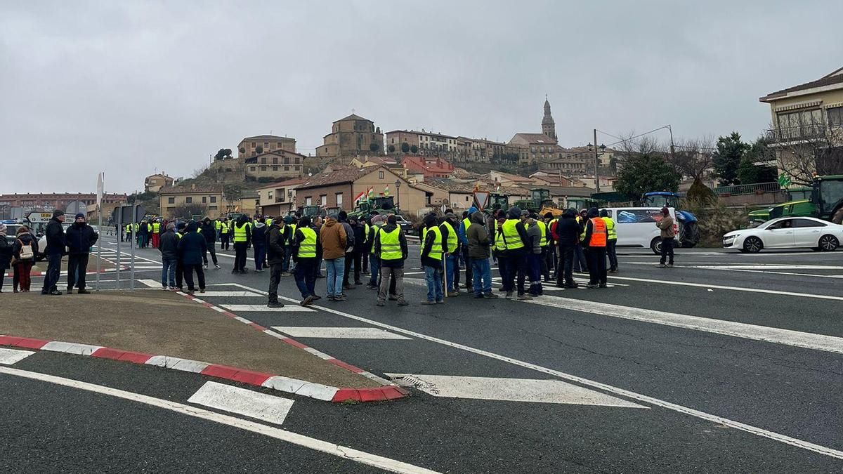 Corte de los agricultores en la N-232 en Briones