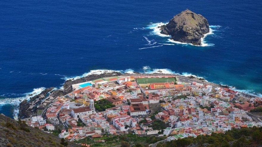 El casco del municipio y el Roque de Garachico.