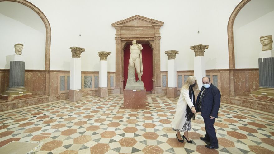 Del Pozo e Iceta ante una estatua de Trajano en la sala oval que será el acceso principal.