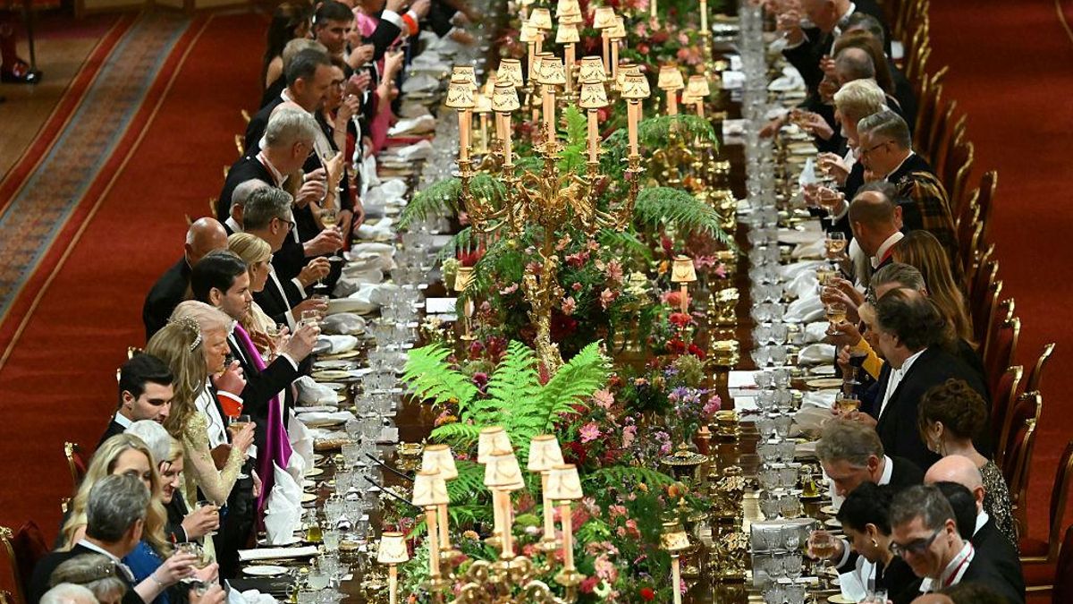 Invitados brindan en el banquete en honor del presidente de Estados Unidos, Donald Trump, en el castillo de Windsor, este miércoles.