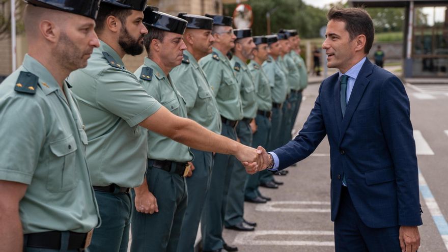 El delegado del Gobierno en Cantabria, Pedro Casares, visita la Comandancia de la Guardia Civil