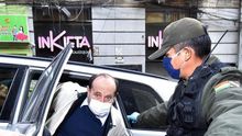 El exminsitro de Salud Marcelo Navajas (i), es llevado a su audiencia cautelar por supuesta participación en el proceso de contratación para la compra de respiradores en España, este viernes en La Paz (Bolivia).
