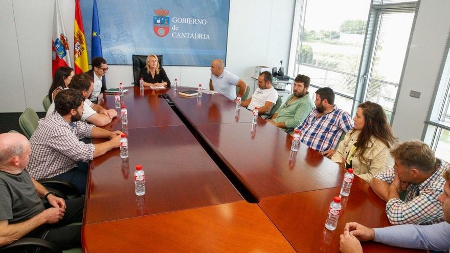 La consejera de Desarrollo Rural, María Jesús Susinos, ha recibido este viernes a este grupo de ganaderos cántabros afectados