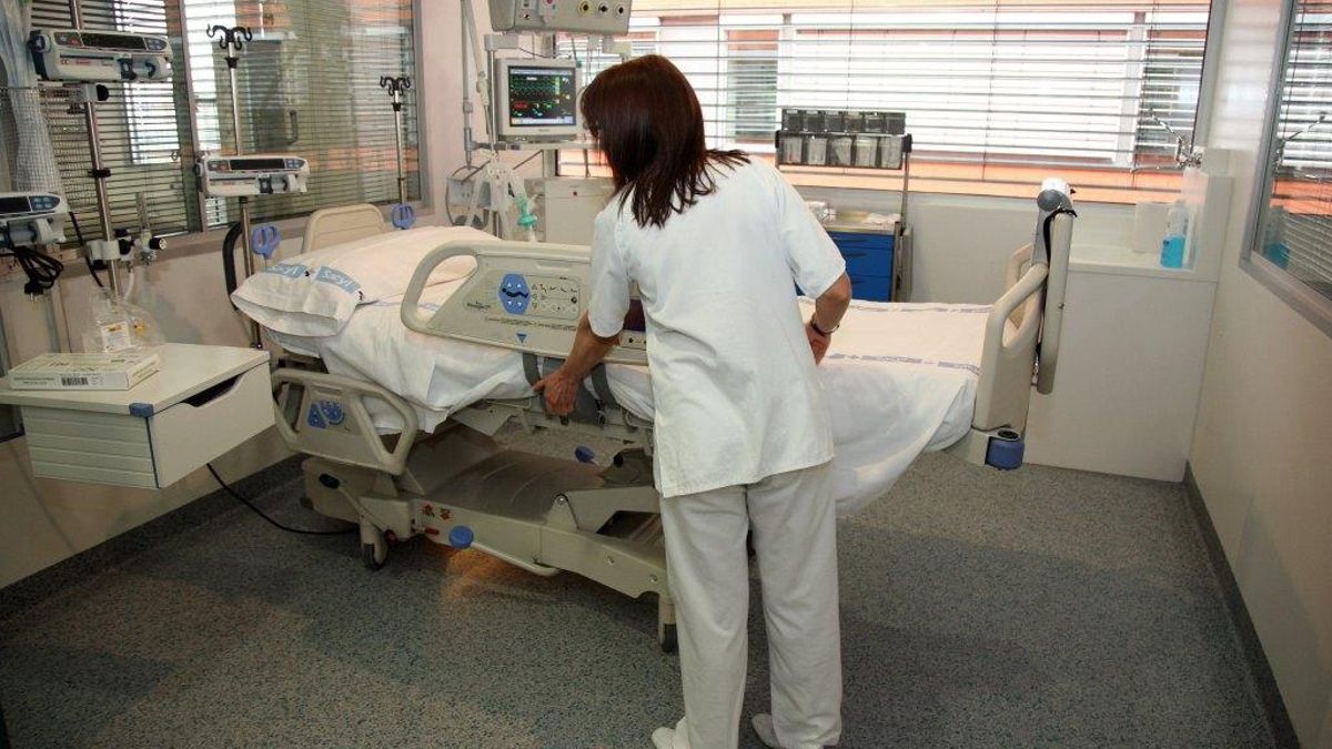 CSIF exige renovar camas en el Hospital del Bierzo después de que un celador sufriera un accidente