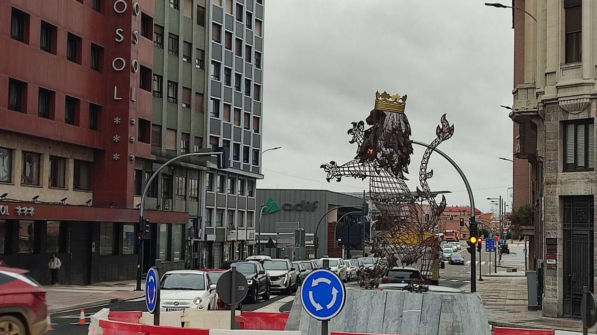 Nueva escultura de un león, coronado, en la rotonda del Puente de los Leones