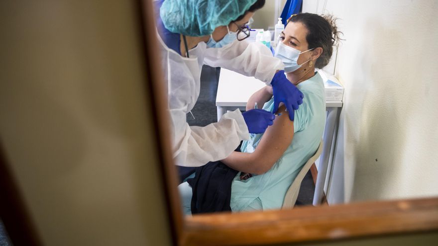 Una enfermera administra una vacuna anti covid en un hospital de Lisboa. EFE/EPA/JOSE SENA GOULAO/Archivo