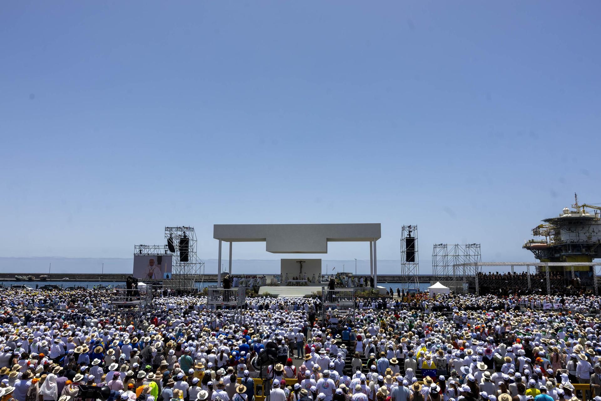 El papa León XIV celebró este viernes una misa multitudinaria en el puerto de Santa Cruz de Tenerife en su último día de viaje a España.