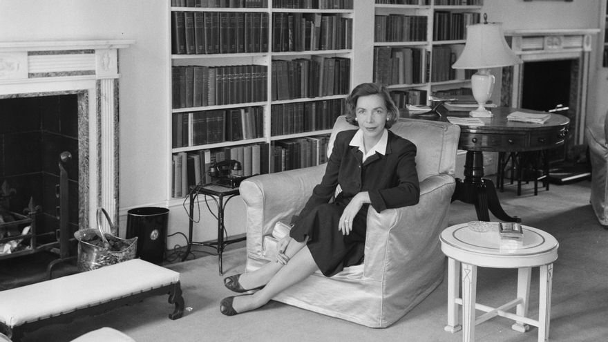 Virginia Cowles en su casa en 1958.