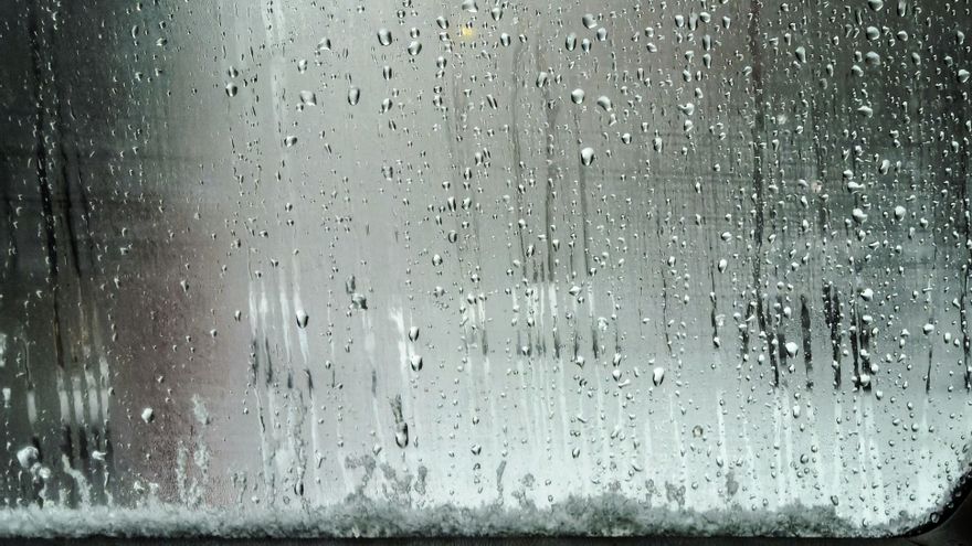 Por qué se forma condensación de agua en las ventanas en invierno y cómo evitarlo