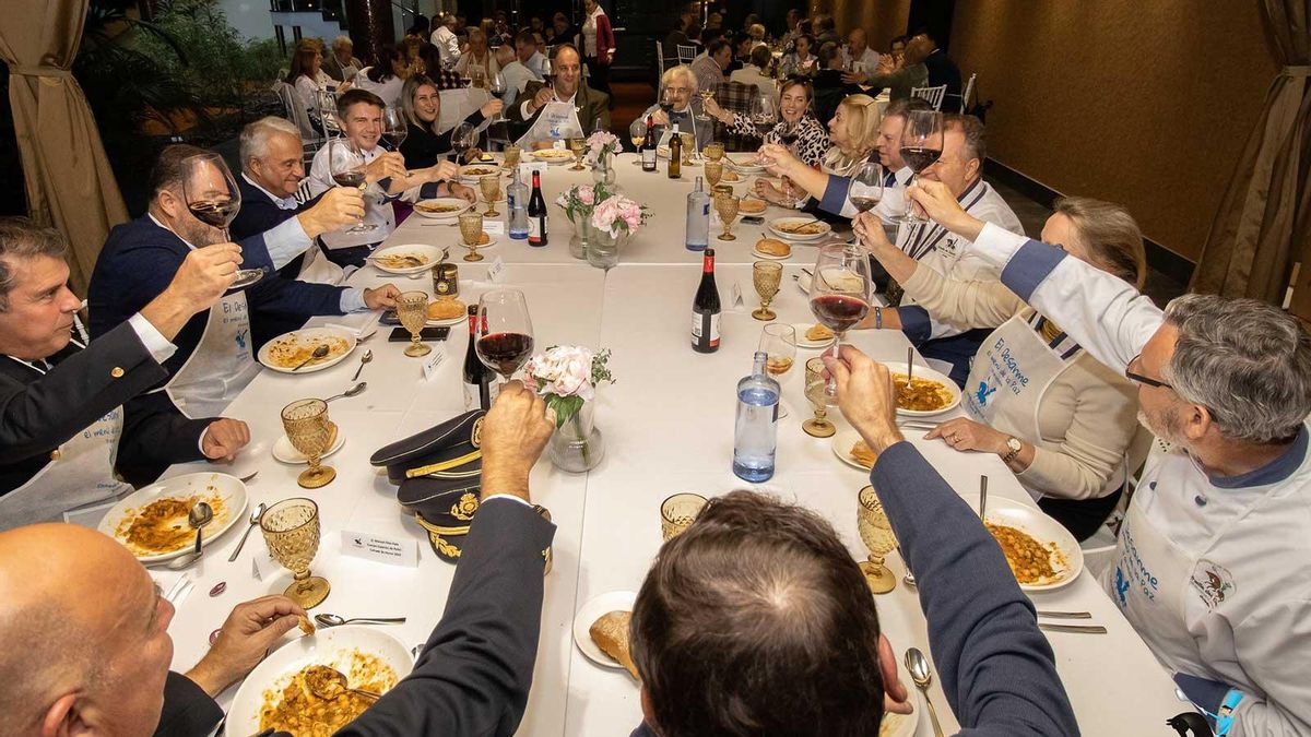 Una celebración del Desarme con los cofrades.