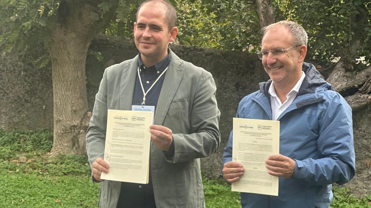 El presidente del Cabildo de La Palma, Sergio Rodríguez, y el presidente de la Asociación de Municipios con Territorio en Parques Nacionales (Amuparna), Ángel Pérez, con el convenio suscrito  entre ambas entidades para fortalecer la cooperación institucional.