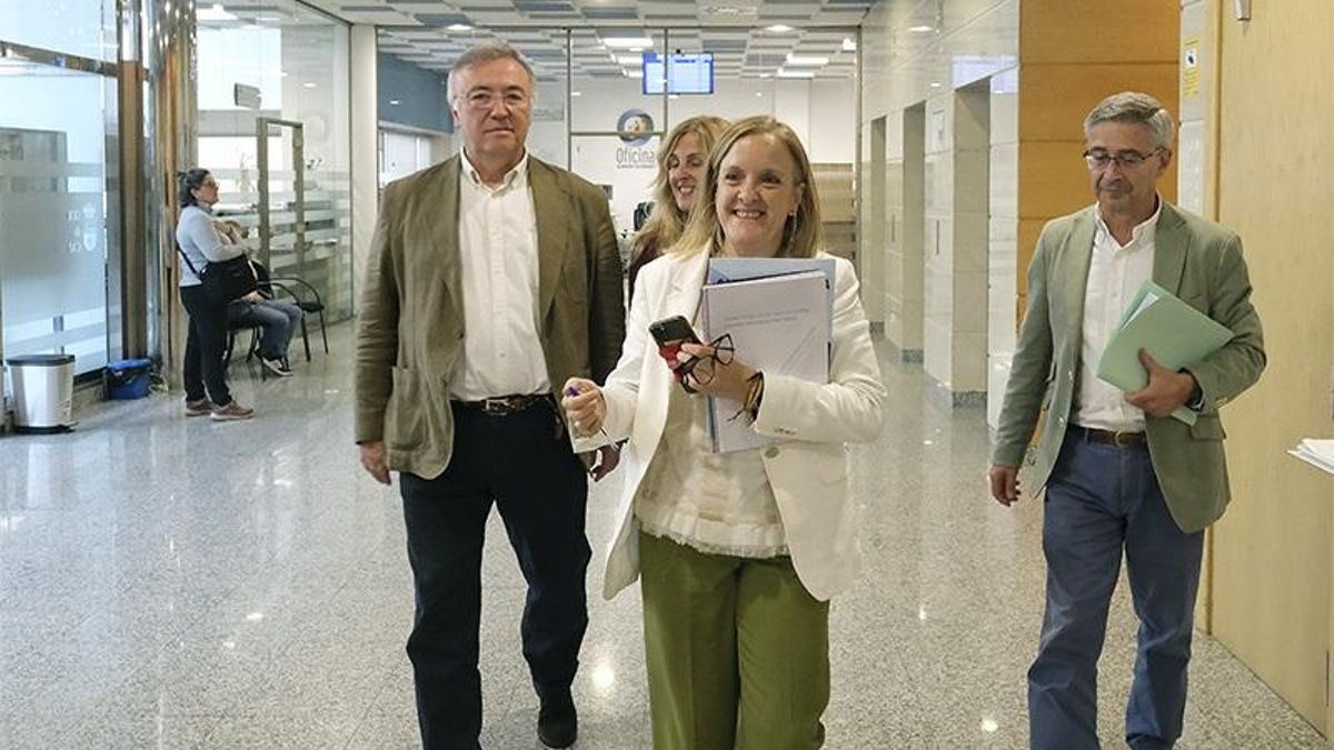 Archivo - La consejera de Presidencia, Isabel Urrutia, junto a otros cargos de su departamento, en la sede de Gobierno en Peña Herbosa