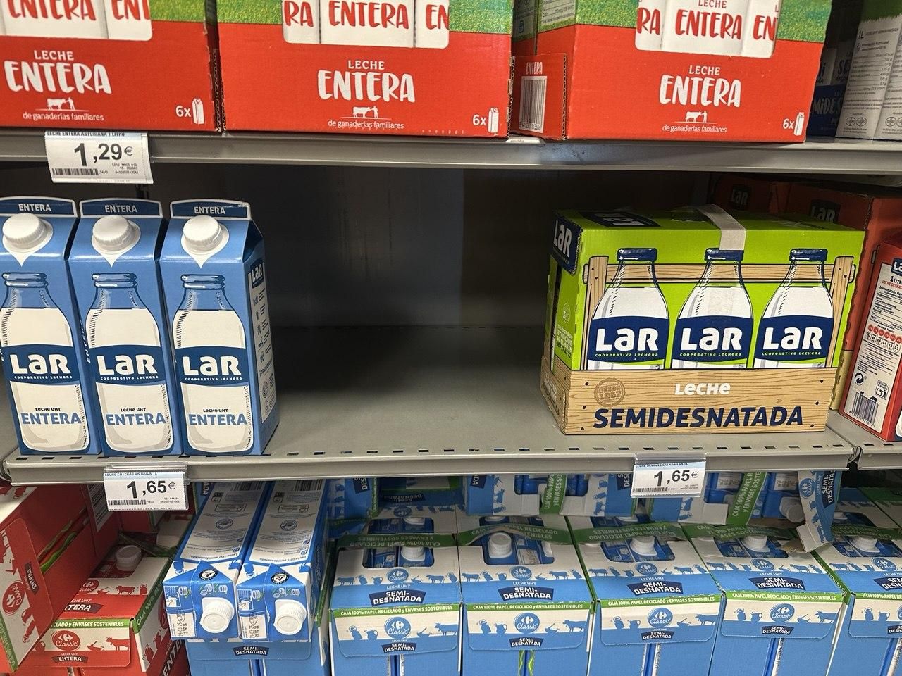La icónica Leche Lar en los estantes de un supermercado, archivo.