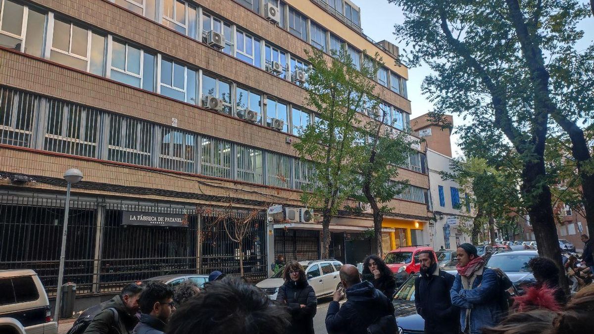 El paseo se detiene en la cervecería La Fábrica de Patanel, un posible agente gentrificador que cuenta no obstante con una gran valoración y apoyo en el barrio.