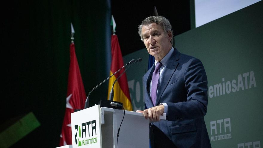 El presidente del PP, Alberto Núñez Feijóo, interviene durante la gala de los XXIV Premios Autónomo del Año, en el Auditorio Santander, a 27 de octubre de 2025, en Madrid (España).