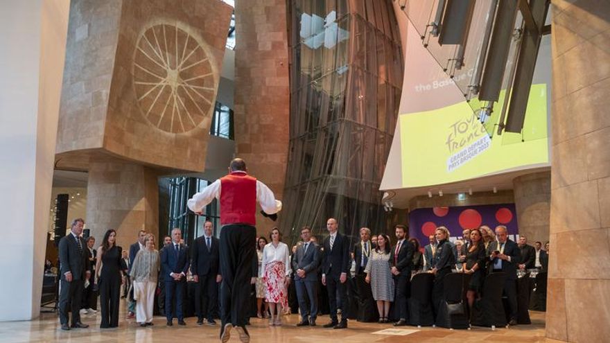 La cena de gala en el Guggenheim previa a la salida del Tour de Francia desde Euskadi costó 267 euros por persona
