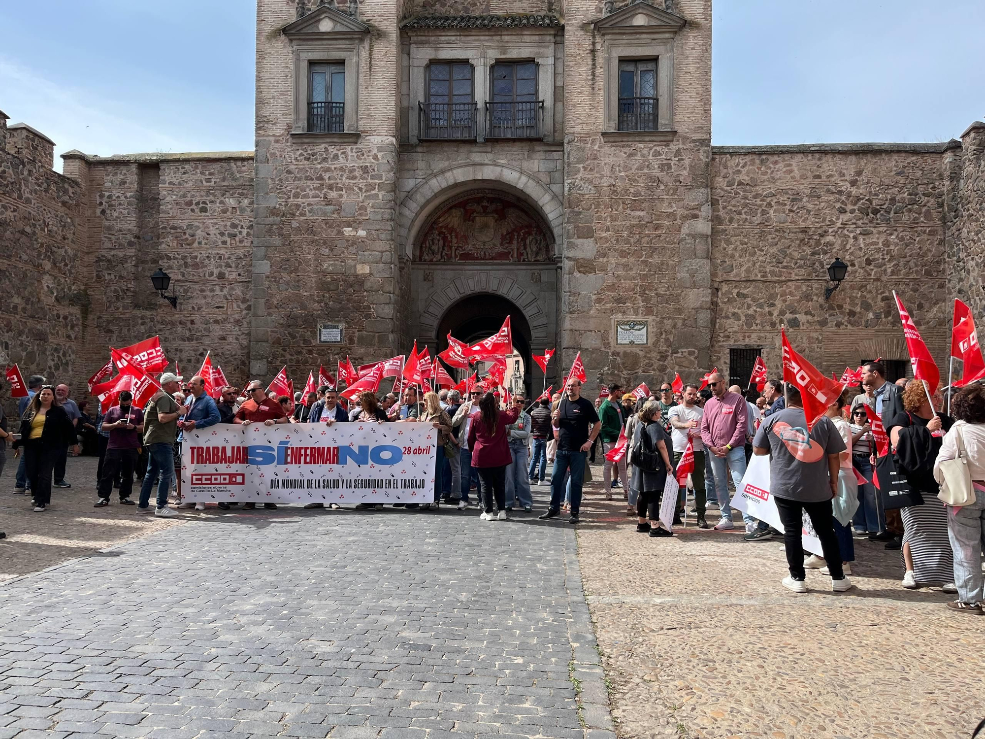 Manifestantes de CCOO en la Puerta de Bisagra de Toledo.