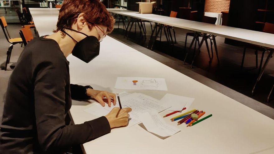 Arantza Sinobas coloreando una de sus ilustraciones