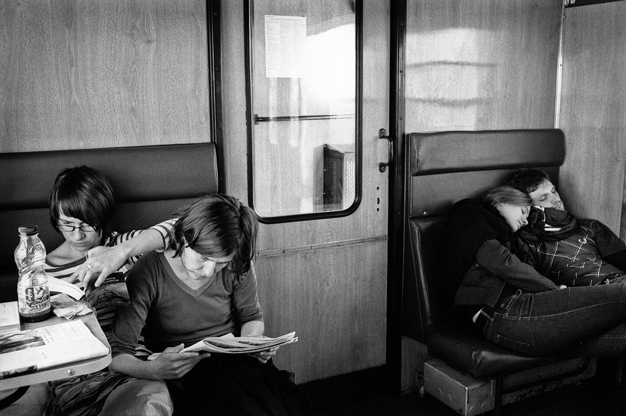 Amelia y Ania, en el tren de Cracovia a Rzeszów, junto a una pareja heterosexual desconocida, (del proyecto “Lesbianas y mucho más") 2009