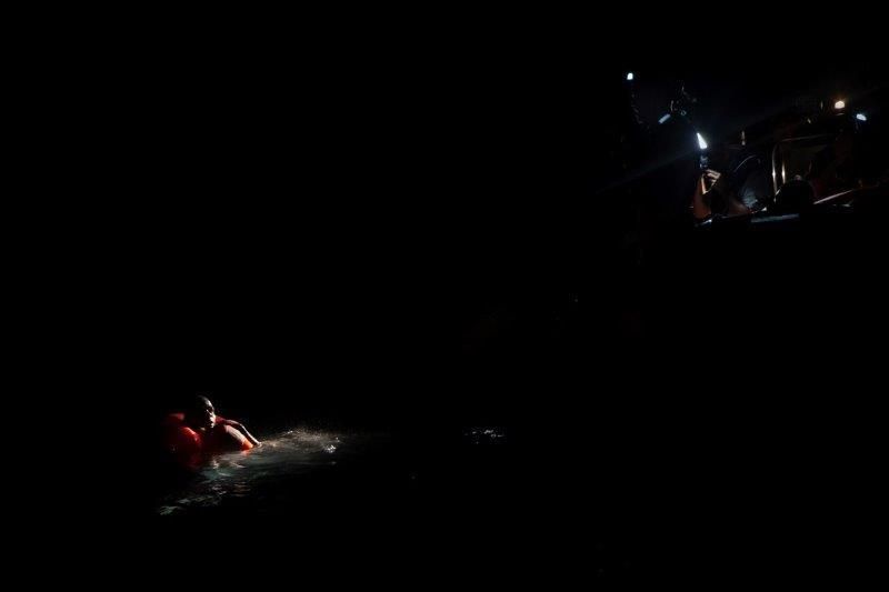 Mohamed, de 17 años, de Gambia, flota en el agua durante una operación de búsqueda y rescate (SAR) realizada por la ONG Open Arms