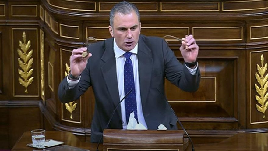 Javier Ortega Smith, secretario general de Vox, mostrando garfios usados en el asakto a la valla de Melilla