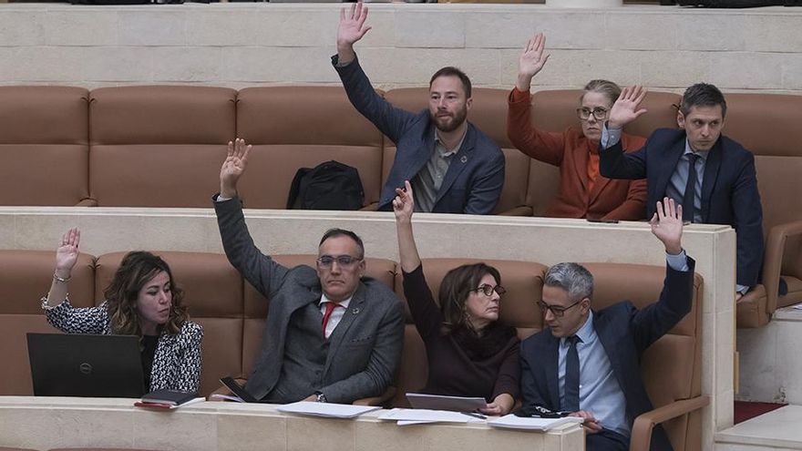 Raúl Pesquera en la bancada socialista en el Parlamento de Cantabria.