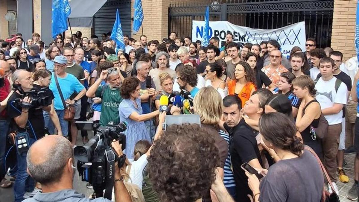 La presión social consigue paralizar diez días el desahucio de un investigador de la Universitat de València
