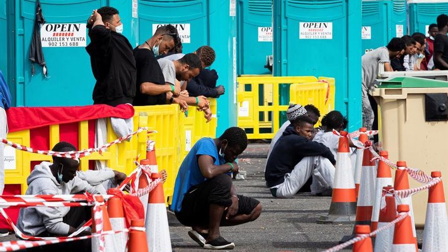 Migrantes en el muelle de Arguineguín