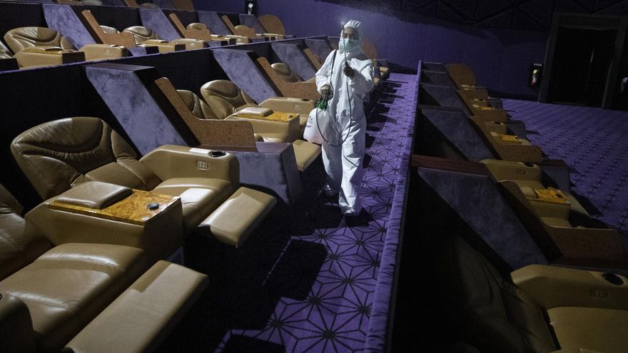 Una profesional limpia una sala de cine. GTRES.