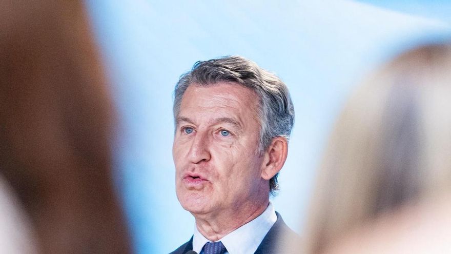 El presidente del Partido Popular, Alberto Núñez Feijóo, comparece ante los medios para hacer balance del curso político, en la sede nacional del PP, a 22 de julio de 2026, en Madrid (España)