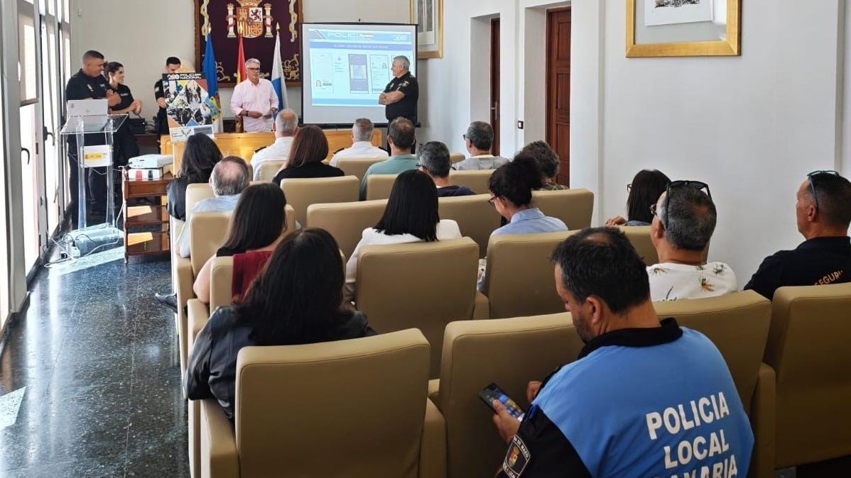 La Policía Nacional informa sobre el uso del DNI digital en Santa Cruz de La Palma