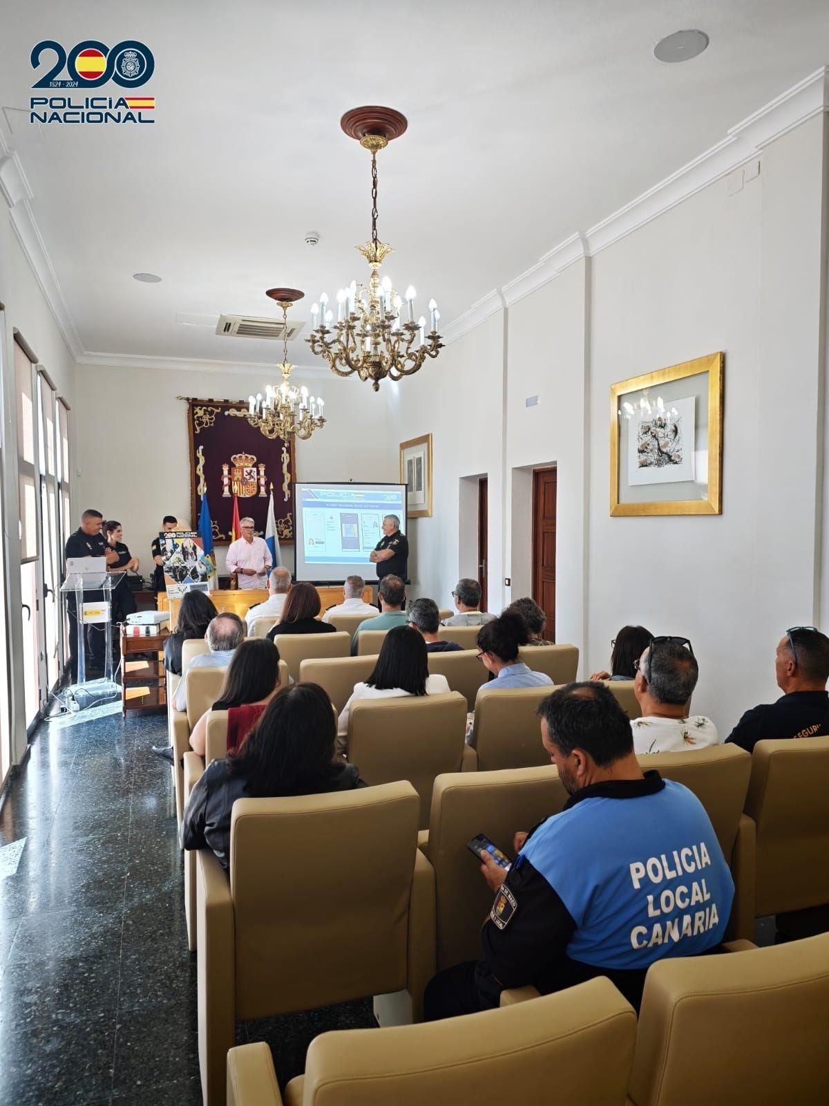La Policía Nacional informa sobre el uso del DNI digital en Santa Cruz de La Palma. POLICÍA NACIONAL