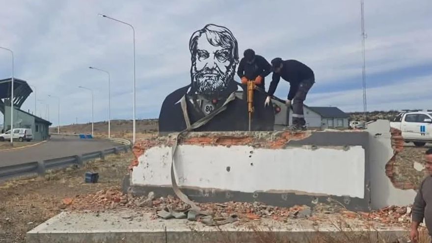 Vialidad Nacional derribó un monumento a Osvaldo Bayer en Santa Cruz y el intendente de Río Gallegos prometió restituirlo