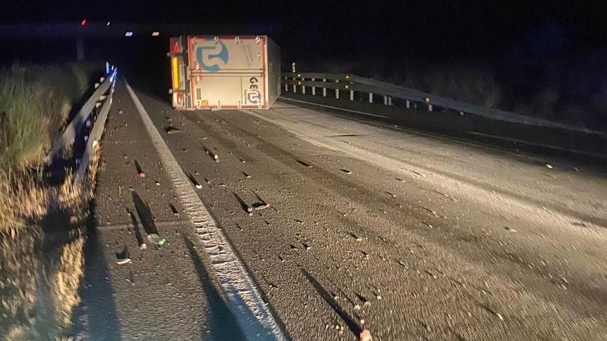 Imagen del Sepeis del camión volcado cortando la A-6 en Valcabado del Páramo.