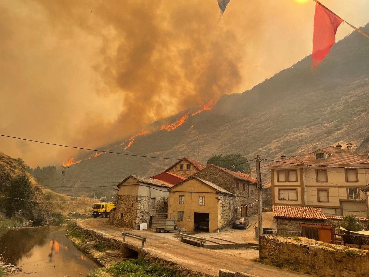 Uno de los dos incendios forestales que sufrió Picos de Europa en agosto de 2025, con pueblos incluso desalojados.