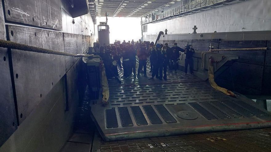 Buque anfibio 'Castilla' en aguas del Valle de Aridane.